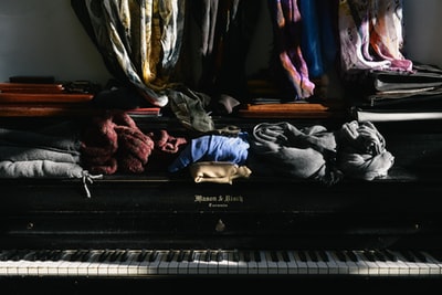 各种各样的衣服上的钢琴
